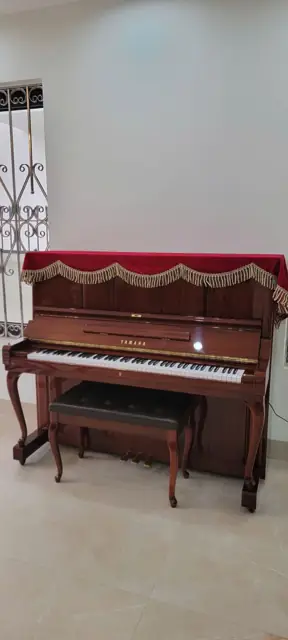 Piano cơ Yamaha nâu tại nhà khách hàng