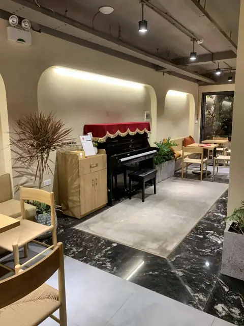 Piano cơ Kawai trong không gian quán