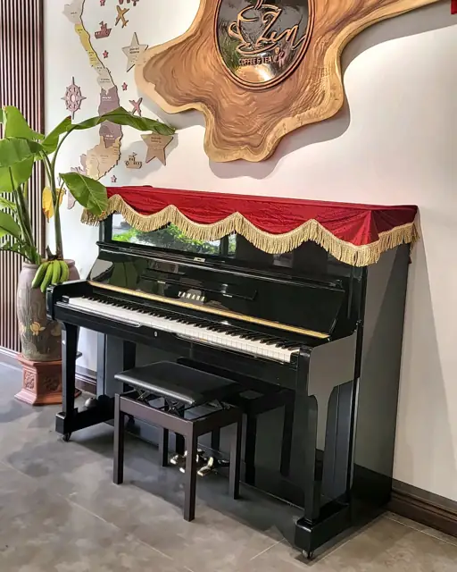 Piano cơ Yamaha đen giao cho quán cà phê
