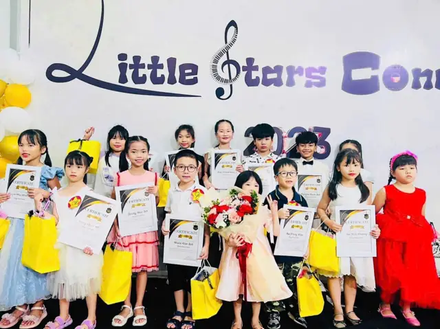Little Stars Concert 2023 – học viên nhận quà và chứng nhận